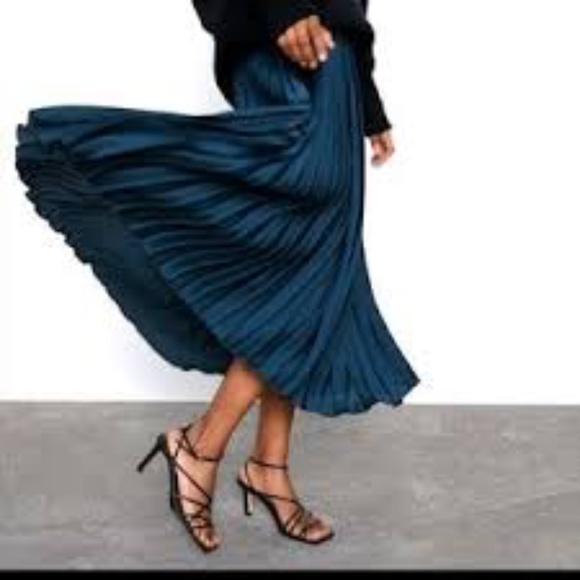 ZARA BLUE SATIN PLEATED MIDI SKIRT - Picture 1 of 4